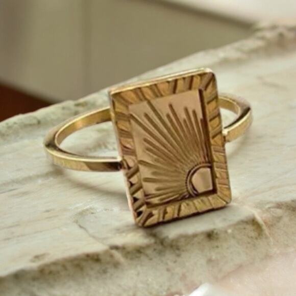 NEW 18K yellow gold plated rectangle sunburst carved ring jewelry size 6 B26A - Picture 4 of 4